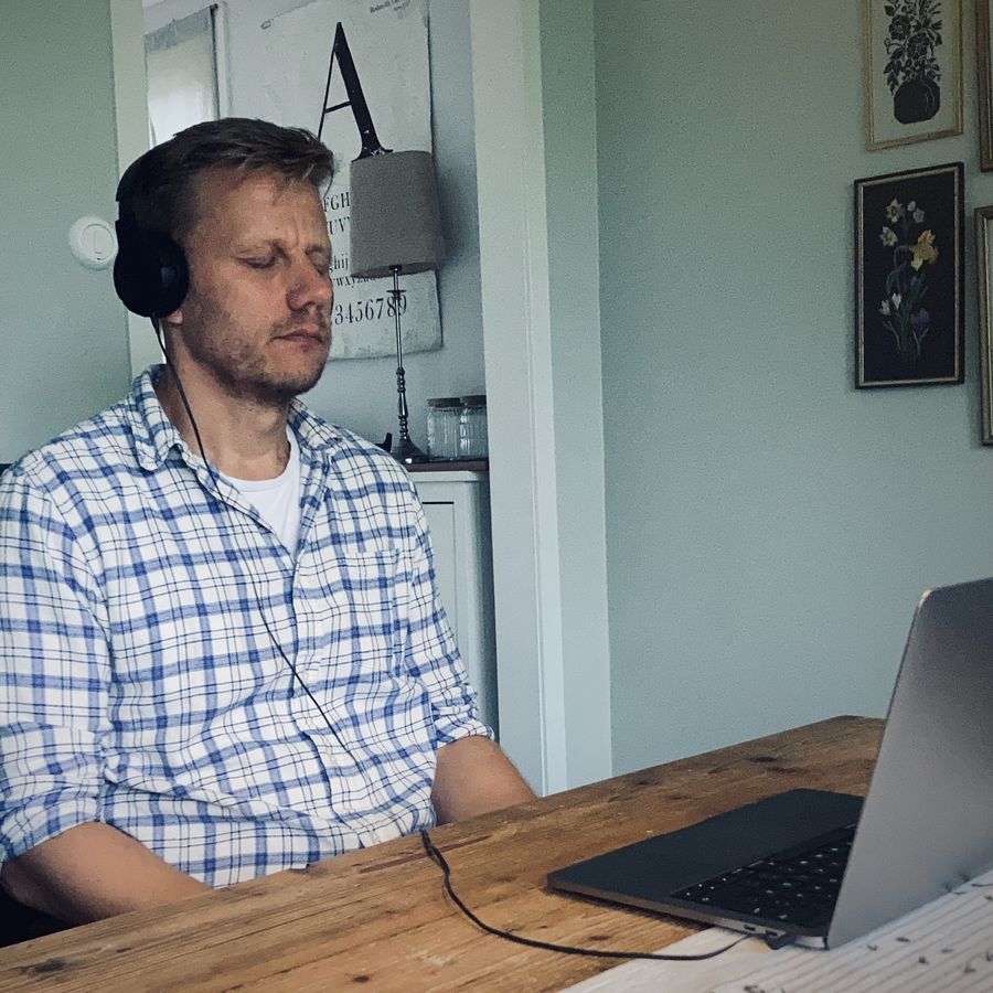 Erik Jonsson mediterar vid datorn